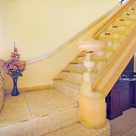 Oyo 91390 Kost Grand Royal Elite Hotel Сурабая Екстериор снимка